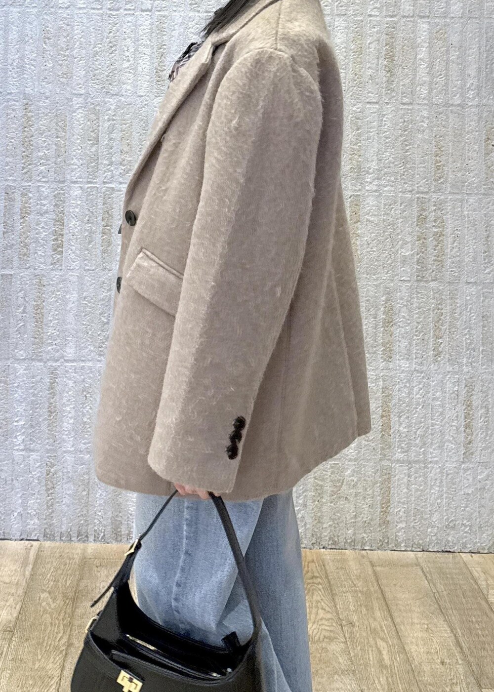 「ジャケット、コート、モカブラウン、シャギー、ブラウンチェック、リボン、レース、ブラウス、ストレート、デニム、ブラック、ショートブーツ、ゴールド、サックス、秋コーデ」｜「Juzeのストレッチヒールショートブーツ（ブーツ、ホワイト系）」を使った、あおいさん（レディース・158cm）の秋コーディネートの7枚目の写真