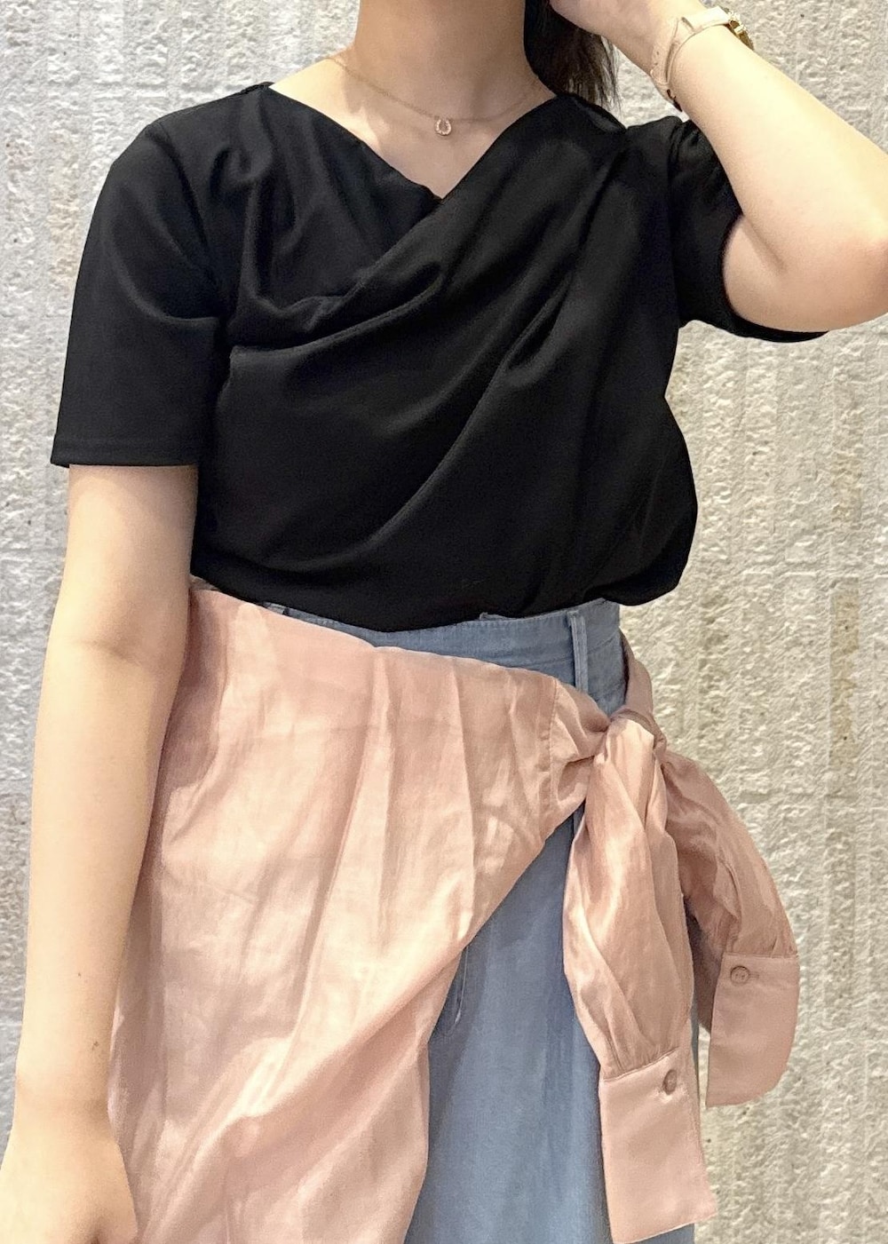 「ドレープ、デニム、ワイドパンツ、シアーシャツ、サックス、リボン、ワンハンドル、ロゴ、ゴールド、フラット、初春コーデ、春コーデ、初夏コーデ、夏コーデ、運動会コーデ」｜「VISの【セレモニー/通勤対応】【新色追加】ハンドルリボンワンショルダーバッグ（ハンドバッグ、ブラック系）」を使った、あおいさん（レディース・158cm）の夏コーディネートの5枚目の写真