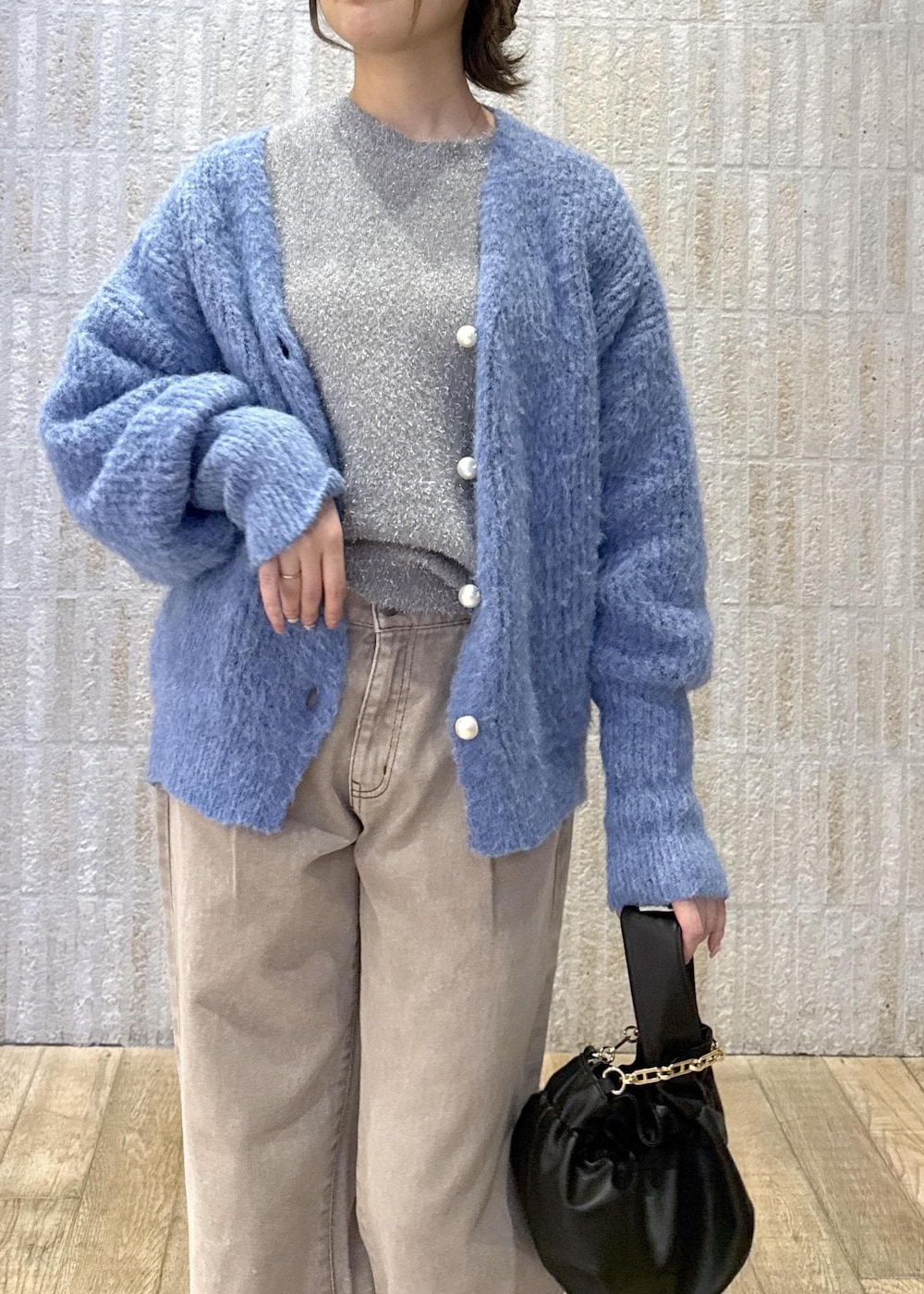 「パール、ブルー、ラメ、ニット、グレー、シルバー、ブラウン、カラーデニム、ワイドパンツ、バック、2way、ショートブーツ、ブラック、秋コーデ、初冬コーデ」｜「VISのチェーン付きワンハンドルバッグ（ハンドバッグ、ブラック系）」を使った、あおいさん（レディース・158cm）の冬コーディネートの5枚目の写真
