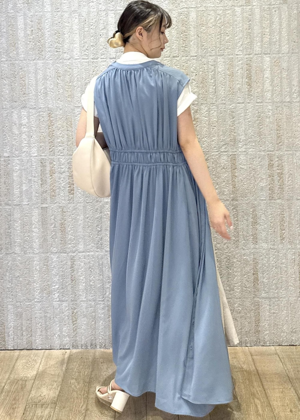 「ロゴ、ジレ、ロング、フラワー、洗える、シワ防止、初春コーデ、春コーデ、初夏コーデ、夏コーデ、デートコーデ、お出かけコーデ、旅行コーデ、女子会コーデ、レイヤード」｜「VISのフロント斜めポケットショルダー（ショルダーバッグ、ホワイト系）」を使った、あおいさん（レディース・158cm）の春コーディネートの3枚目の写真