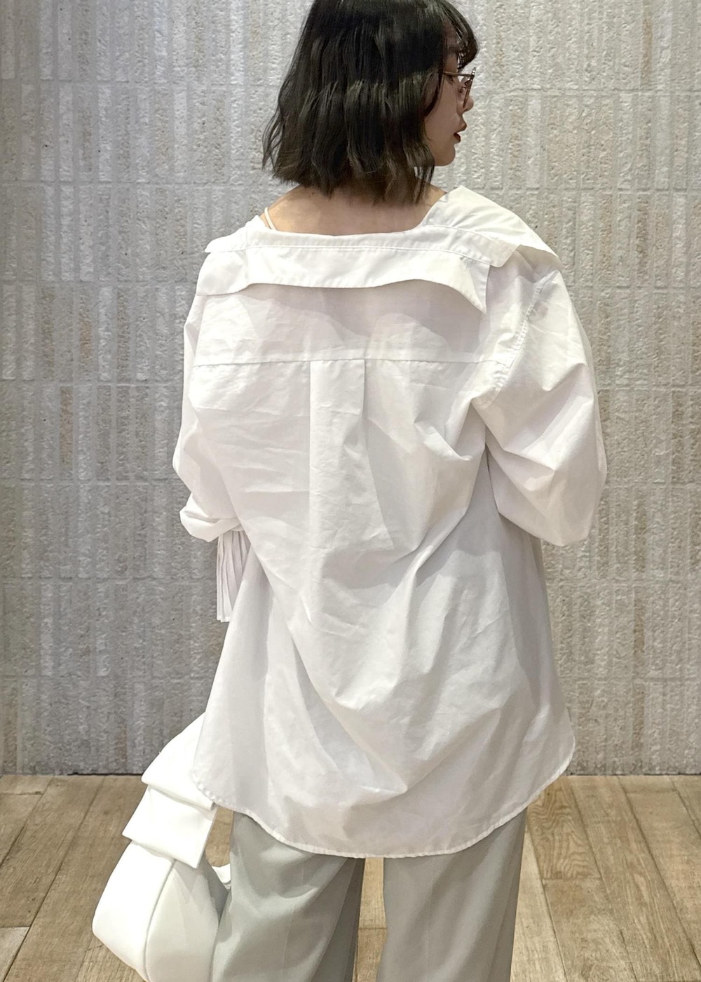 「カップ付きインナー、肌見せ、袖プリーツ、紐付き、コンフォートツイル、りぼん、厚底、ゴールドチェーン、初春コーデ、春コーデ、デートコーデ、お出かけコーデ、フェスコーデ、女子会コーデ、パンツスタイル」｜「VISの【マルチWAY】レイヤードチェーンベルト（ベルト、ゴールド系）」を使った、あおいさん（レディース・158cm）の春コーディネートの7枚目の写真