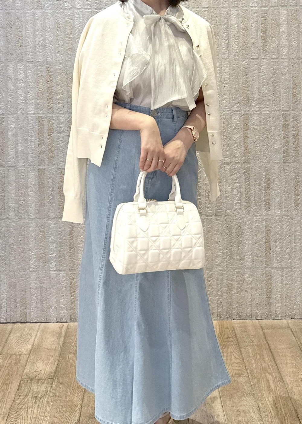 「リボン、サックス、でにむ、デニム、ハート、2way、ショルダー、厚底、初春コーデ、春コーデ、初夏コーデ、夏コーデ、デートコーデ、お出かけコーデ、旅行コーデ」｜「VISの【洗える】ダブルハートボタンカーディガン（カーディガン/ボレロ、ホワイト系）」を使った、あおいさん（レディース・158cm）の春コーディネートの5枚目の写真