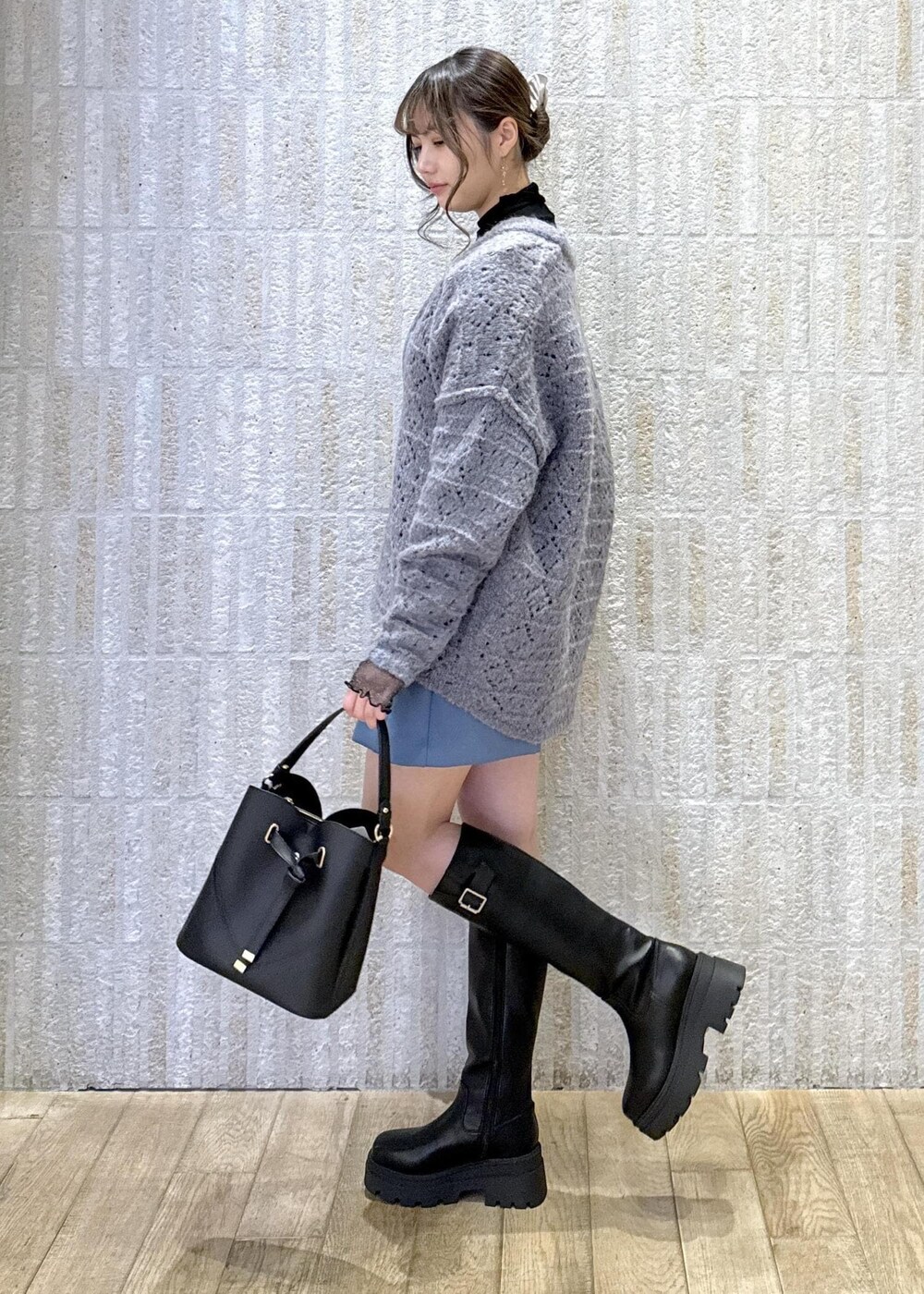「インナー、タートルネック、ブラック、グレー、ニット、Vネック、ミックスカラー、ラメ、フレア、ミニスカート、ブルー、ハートバック、厚底ブーツ、ロング、秋コーデ」｜「Juzeのサイドバックルタンクソールロングブーツ（ブーツ、ブラック系）」を使った、あおいさん（レディース・158cm）の冬コーディネートの2枚目の写真