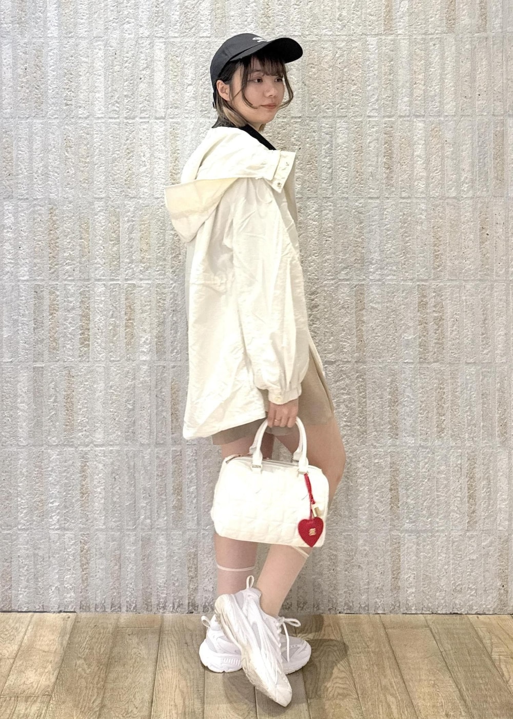 「ポロトップス、襟、撥水加工、花粉ガード、調整可能、ショートパンツ、フレアタック、サマーツイード、キャメル、ロゴ、UMBRO、小顔効果、チェーン、ハート、2way」｜「UMBROの【umbro】VIS別注コラボツイルキャップ（キャップ、ブラック系）」を使った、あおいさん（レディース・158cm）の春コーディネートの4枚目の写真