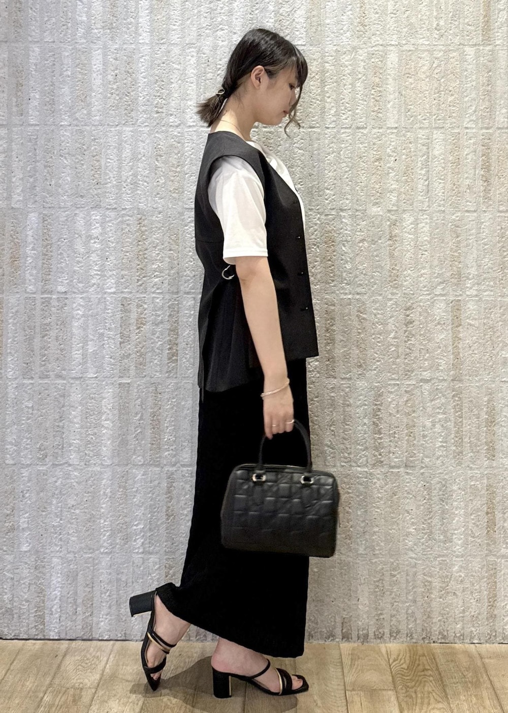 「ドレープ、ジレ、ウエストマーク、麻、ジャガード、タイトスカート、ロング、Ｉライン、ショルダー、2way、初春コーデ、春コーデ、初夏コーデ、夏コーデ、デートコーデ」｜「VISの【追加】【2WAY】ハートチャームつきボストンバッグ（ショルダーバッグ、ブラック系）」を使った、あおいさん（レディース・158cm）の夏コーディネートの4枚目の写真