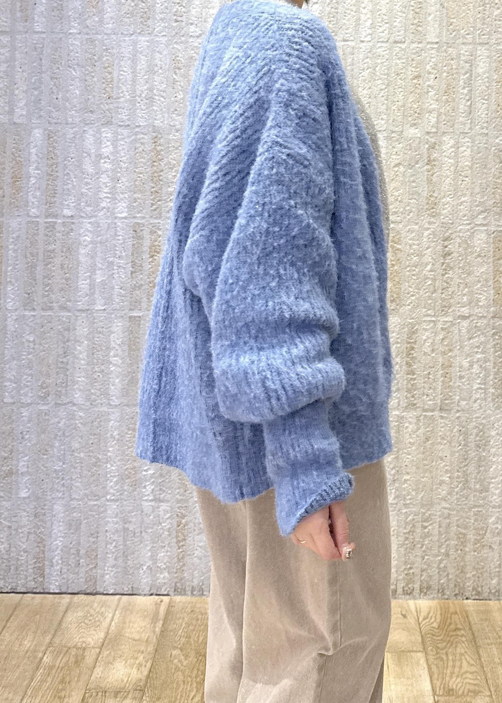 「パール、ブルー、ラメ、ニット、グレー、シルバー、ブラウン、カラーデニム、ワイドパンツ、バック、2way、ショートブーツ、ブラック、秋コーデ、初冬コーデ」｜「VISのチェーン付きワンハンドルバッグ（ハンドバッグ、ブラック系）」を使った、あおいさん（レディース・158cm）の冬コーディネートの8枚目の写真
