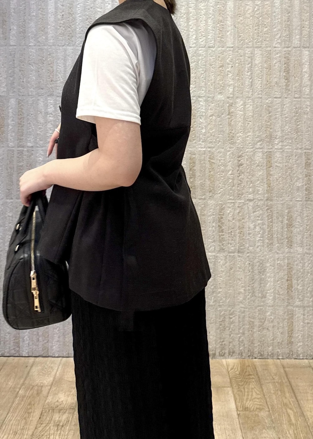 「ドレープ、ジレ、ウエストマーク、麻、ジャガード、タイトスカート、ロング、Ｉライン、ショルダー、2way、初春コーデ、春コーデ、初夏コーデ、夏コーデ、デートコーデ」｜「VISの【追加】【2WAY】ハートチャームつきボストンバッグ（ショルダーバッグ、ブラック系）」を使った、あおいさん（レディース・158cm）の夏コーディネートの6枚目の写真