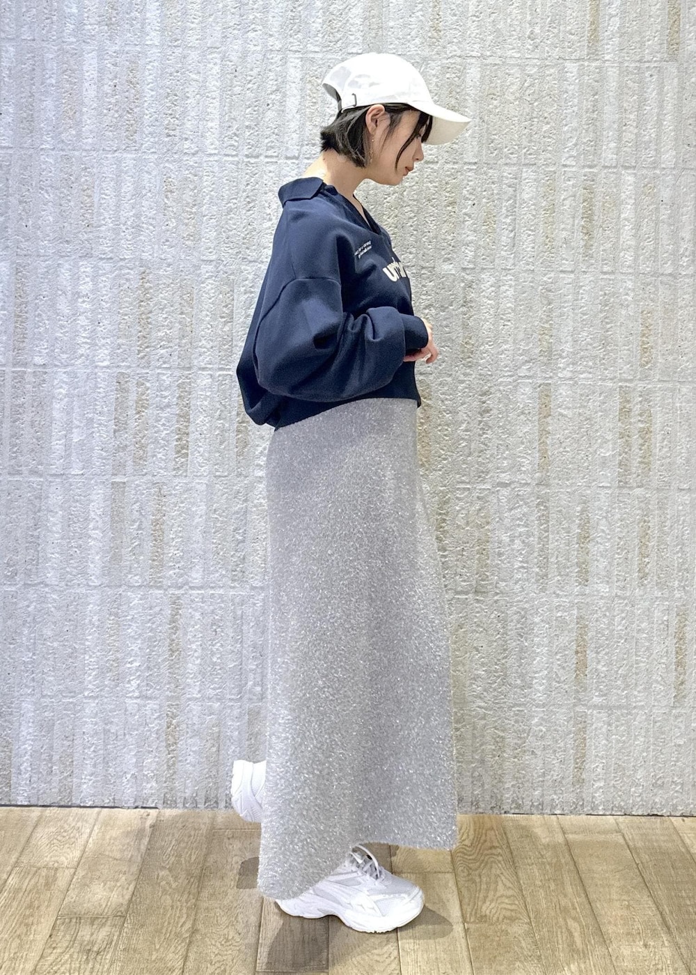 「セットアップ対応、静電気防止、ラメシャギー、タイトスカート、スリット、umbro、ロゴ、ネイビー、刺繍、グレー、ホワイト、ゴールド、厚底、PUMA、秋コーデ」｜「VISのロゴマーク刺繍キャップ（キャップ、ホワイト系）」を使った、あおいさん（レディース・158cm）の冬コーディネートの4枚目の写真