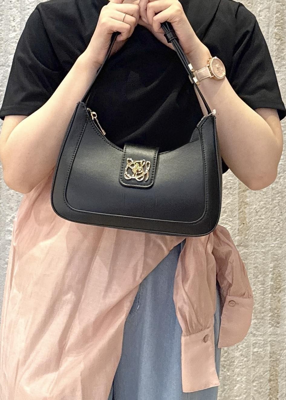 「ドレープ、デニム、ワイドパンツ、シアーシャツ、サックス、リボン、ワンハンドル、ロゴ、ゴールド、フラット、初春コーデ、春コーデ、初夏コーデ、夏コーデ、運動会コーデ」｜「VISの【セレモニー/通勤対応】【新色追加】ハンドルリボンワンショルダーバッグ（ハンドバッグ、ブラック系）」を使った、あおいさん（レディース・158cm）の夏コーディネートの9枚目の写真