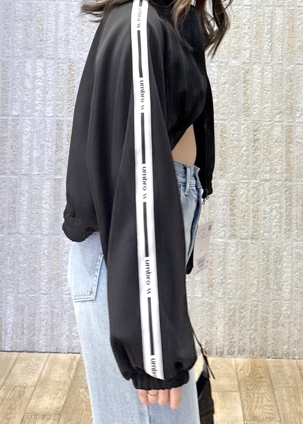 ブラック系のパンプス、グレー系のキャミソール、ブラック系のその他アウターを着用したレディースの冬コーディネートの7枚目の写真