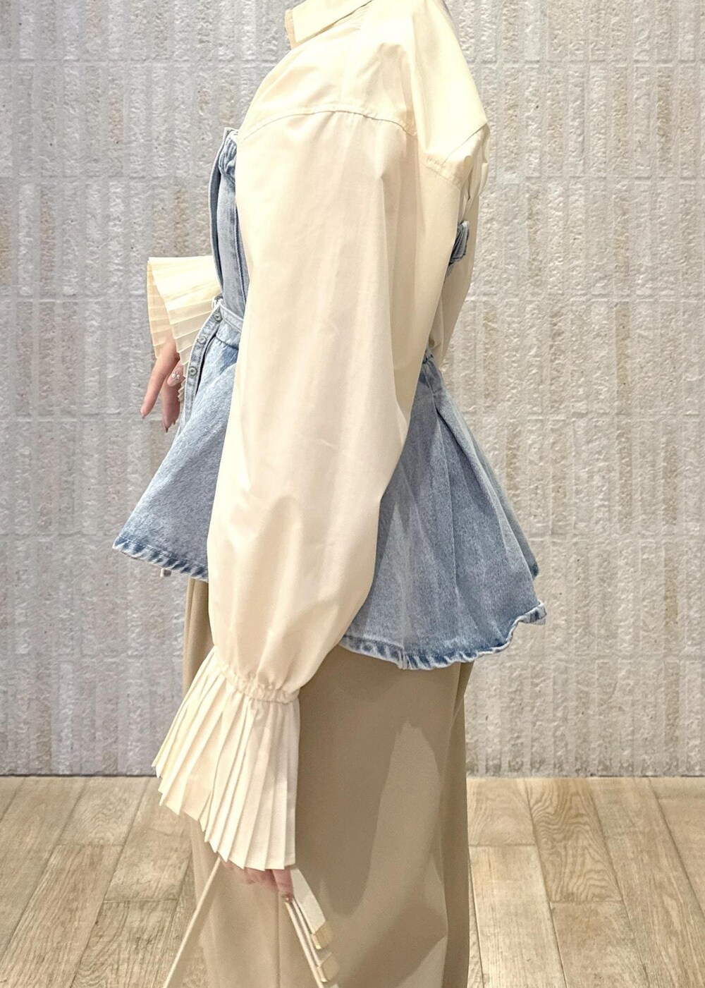 「袖プリーツ、2way、デニム、チノパン、クリーム、サックス、ワンハンドル、リボン、シルバー、ヒール、初春コーデ、春コーデ、デートコーデ、お出かけコーデ、女子会コーデ」｜「VISの【新色追加】ハンドルリボンワンショルダーバッグ（ハンドバッグ、ホワイト系）」を使った、あおいさん（レディース・158cm）の春コーディネートの6枚目の写真