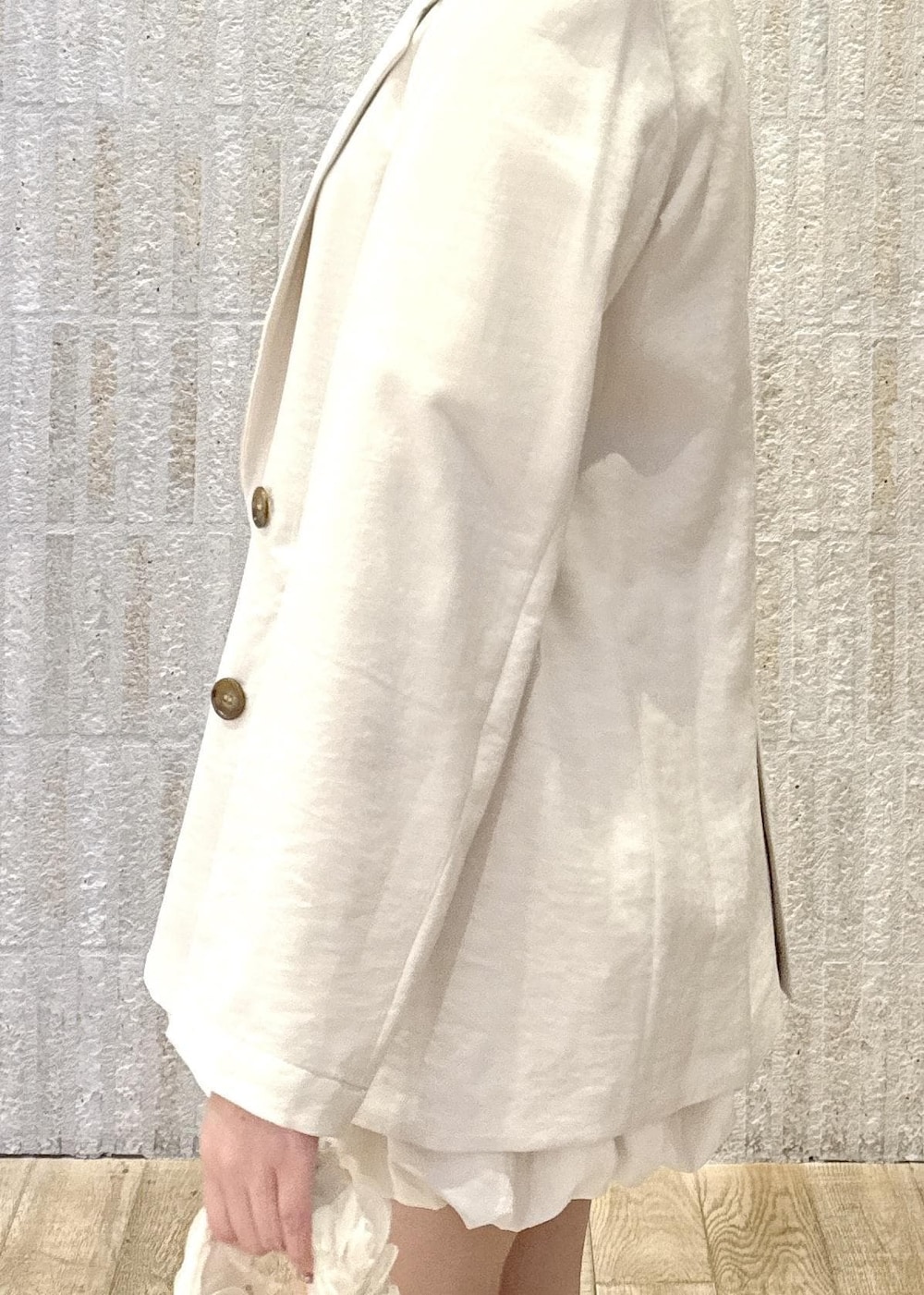 「ボタン、短丈、洗える、キナリ、透け感、バルーンスカート、バルーン、バラ、バック、リボンパンプス、ヒール、初春コーデ、春コーデ、デートコーデ、お出かけコーデ」｜「Juzeのリボンヒールパンプス（パンプス、シルバー系）」を使った、あおいさん（レディース・158cm）の春コーディネートの6枚目の写真