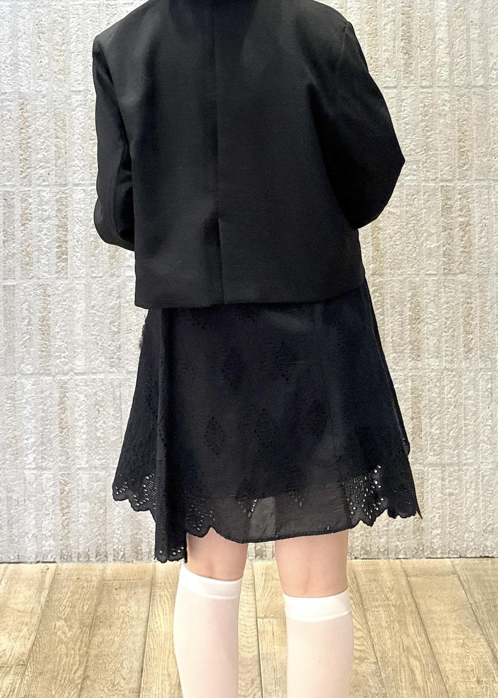 「カップ付きインナー、ロゴ、レース柄、キャミワンピ、レース、単丈、洗える、フラワー、バラモチーフ、バック、調整可能、くま、ハート、りぼん、リボン」｜「VISの【選べる着丈】カップ付きロゴ刺繍Wストラップキャミソール【洗える】（キャミソール、ブラック系）」を使った、あおいさん（レディース・158cm）の春コーディネートの7枚目の写真