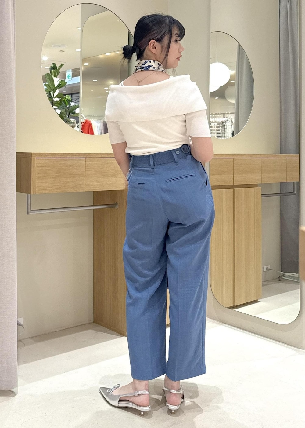 「洗える、シワ防止、ワンハンドル、リボン、ヒール、初春コーデ、春コーデ、初夏コーデ、夏コーデ、デートコーデ、お出かけコーデ、旅行コーデ、推し活コーデ、女子会コーデ、パンツスタイル」｜「VISの【新色追加】ひねり金具ワンハンドルバッグ【2WAY】（ハンドバッグ、グレー系）」を使った、あおいさん（レディース・158cm）の春コーディネートの3枚目の写真