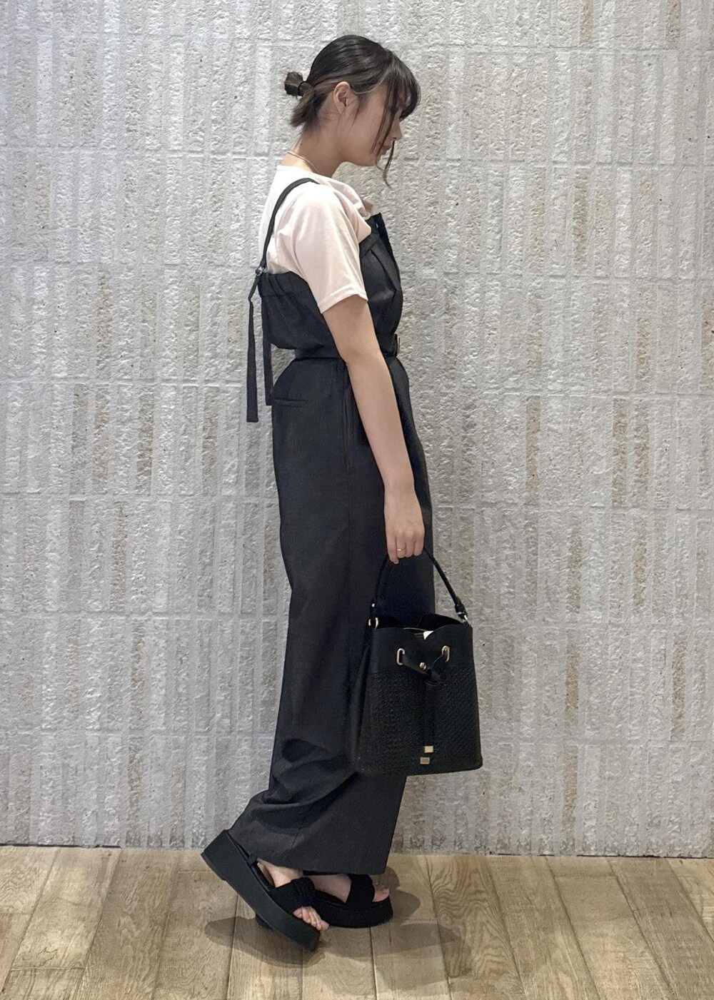 「ドレープ、Tシャツ、半袖、オールインワン、デニム、ベルト付き、カゴバック、ハートバック、2way、フリル、厚底、初春コーデ、春コーデ、初夏コーデ、夏コーデ」｜「VISの28mm幅ダブルDバックルベルト（ベルト、ブラック系）」を使った、あおいさん（レディース・158cm）の夏コーディネートの4枚目の写真