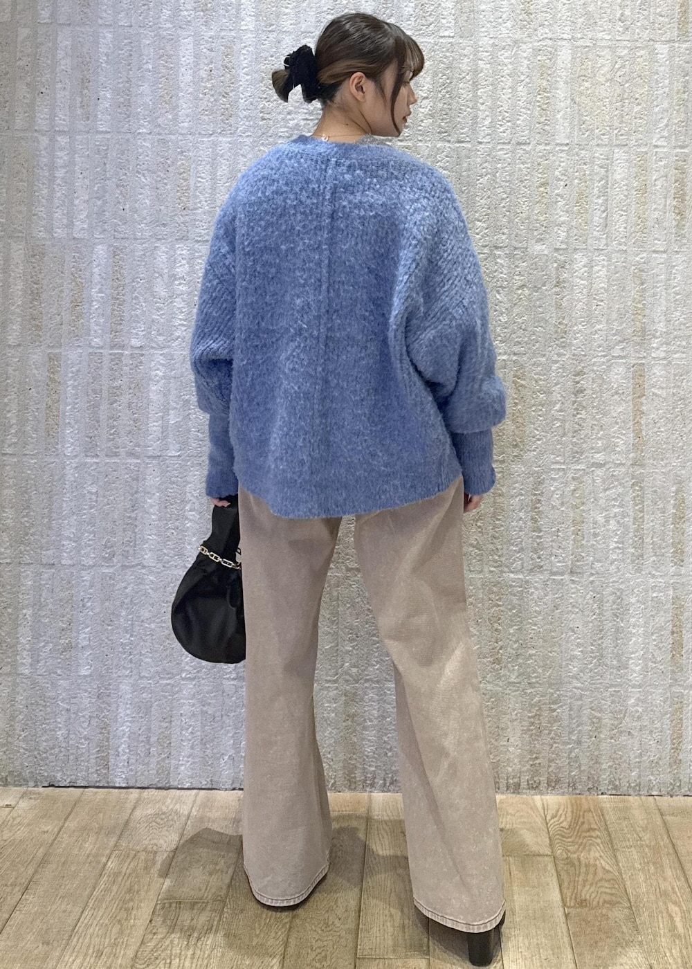 「パール、ブルー、ラメ、ニット、グレー、シルバー、ブラウン、カラーデニム、ワイドパンツ、バック、2way、ショートブーツ、ブラック、秋コーデ、初冬コーデ」｜「VISのチェーン付きワンハンドルバッグ（ハンドバッグ、ブラック系）」を使った、あおいさん（レディース・158cm）の冬コーディネートの3枚目の写真