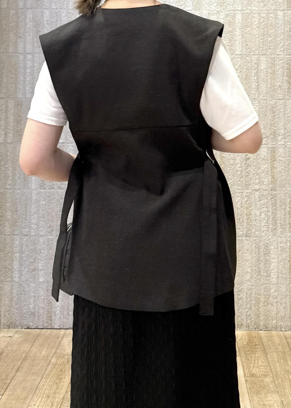 「ドレープ、ジレ、ウエストマーク、麻、ジャガード、タイトスカート、ロング、Ｉライン、ショルダー、2way、初春コーデ、春コーデ、初夏コーデ、夏コーデ、デートコーデ」｜「VISの【追加】【2WAY】ハートチャームつきボストンバッグ（ショルダーバッグ、ブラック系）」を使った、あおいさん（レディース・158cm）の夏コーディネートの7枚目の写真