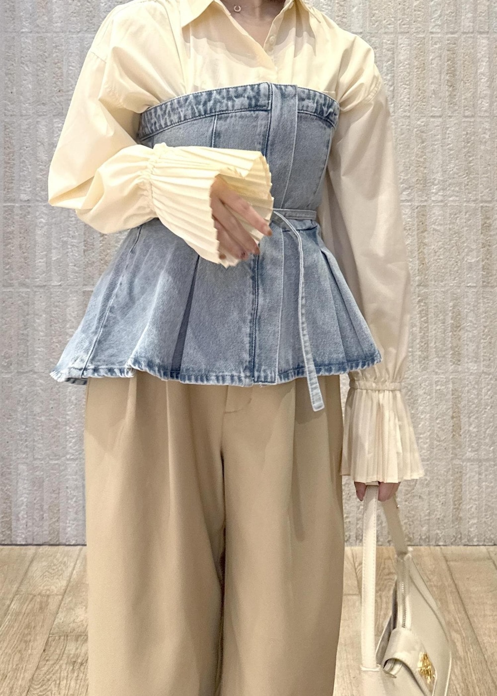 「袖プリーツ、2way、デニム、チノパン、クリーム、サックス、ワンハンドル、リボン、シルバー、ヒール、初春コーデ、春コーデ、デートコーデ、お出かけコーデ、女子会コーデ」｜「VISの【新色追加】ハンドルリボンワンショルダーバッグ（ハンドバッグ、ホワイト系）」を使った、あおいさん（レディース・158cm）の春コーディネートの5枚目の写真