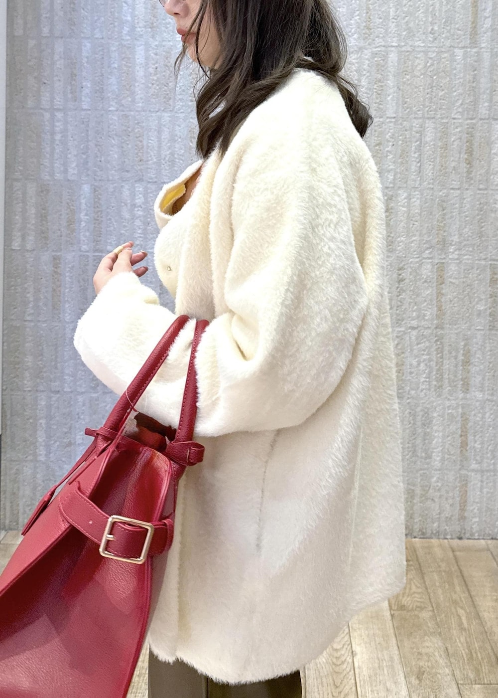 「ビスチェ、ブラウン、アジャスト、スリット、リブニット、キナリ、ファー、コート、カーディガン、ゴールド、ワイドパンツ、光沢、レッド、秋コーデ、初冬コーデ」｜「Juzeのストラップデザインパンプス（パンプス、レッド系）」を使った、あおいさん（レディース・158cm）の冬コーディネートの5枚目の写真