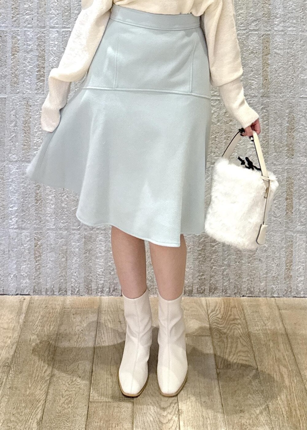 「カップ付きインナー、キナリ、オフホワイト、オフショル、肌見せ、フレア、ミントグリーン、ベレー帽、ファー、ショートブーツ、初秋コーデ、秋コーデ、デートコーデ、お出かけコーデ、推し活コーデ」｜「VISのベーシックウールベレー帽（ハンチング/ベレー帽、ホワイト系）」を使った、あおいさん（レディース・158cm）の秋コーディネートの8枚目の写真