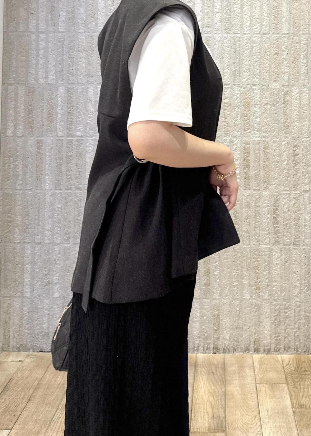 「ドレープ、ジレ、ウエストマーク、麻、ジャガード、タイトスカート、ロング、Ｉライン、ショルダー、2way、初春コーデ、春コーデ、初夏コーデ、夏コーデ、デートコーデ」｜「VISの【追加】【2WAY】ハートチャームつきボストンバッグ（ショルダーバッグ、ブラック系）」を使った、あおいさん（レディース・158cm）の夏コーディネートの8枚目の写真