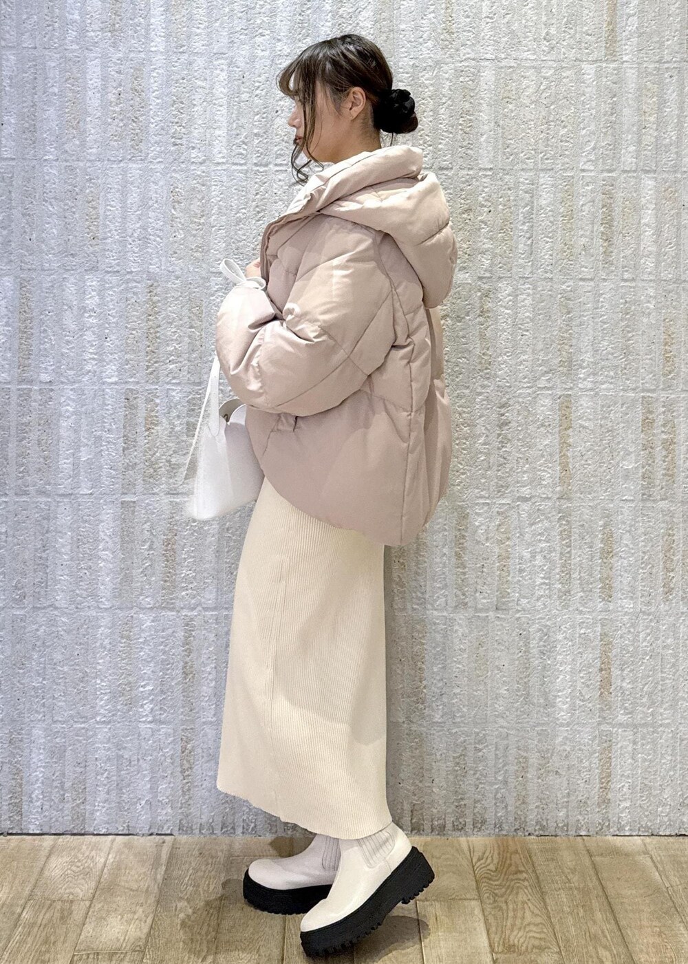 「POLO、キナリ、ロゴ、ダウン、ピンク、破水加工、セットアイテム、ウエストマーク、ブラウン、ラビット、ハート、バック、オフホワイト、厚底ブーツ、初冬コーデ」｜「Juzeのタンクソールサイドニットブーツ（ブーツ、ホワイト系）」を使った、あおいさん（レディース・158cm）の冬コーディネートの2枚目の写真