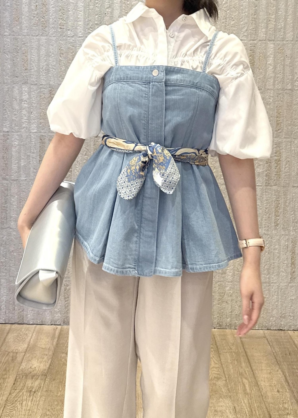 「バルーンシャツ、デニム、フレア、サックス、テーパード、洗える、スカーフ、横長、ショルダー、初春コーデ、春コーデ、初夏コーデ、夏コーデ、デートコーデ、お出かけコーデ」｜「VISの【軽量】横長ショルダーバック（ショルダーバッグ、シルバー系）」を使った、あおいさん（レディース・158cm）の夏コーディネートの5枚目の写真