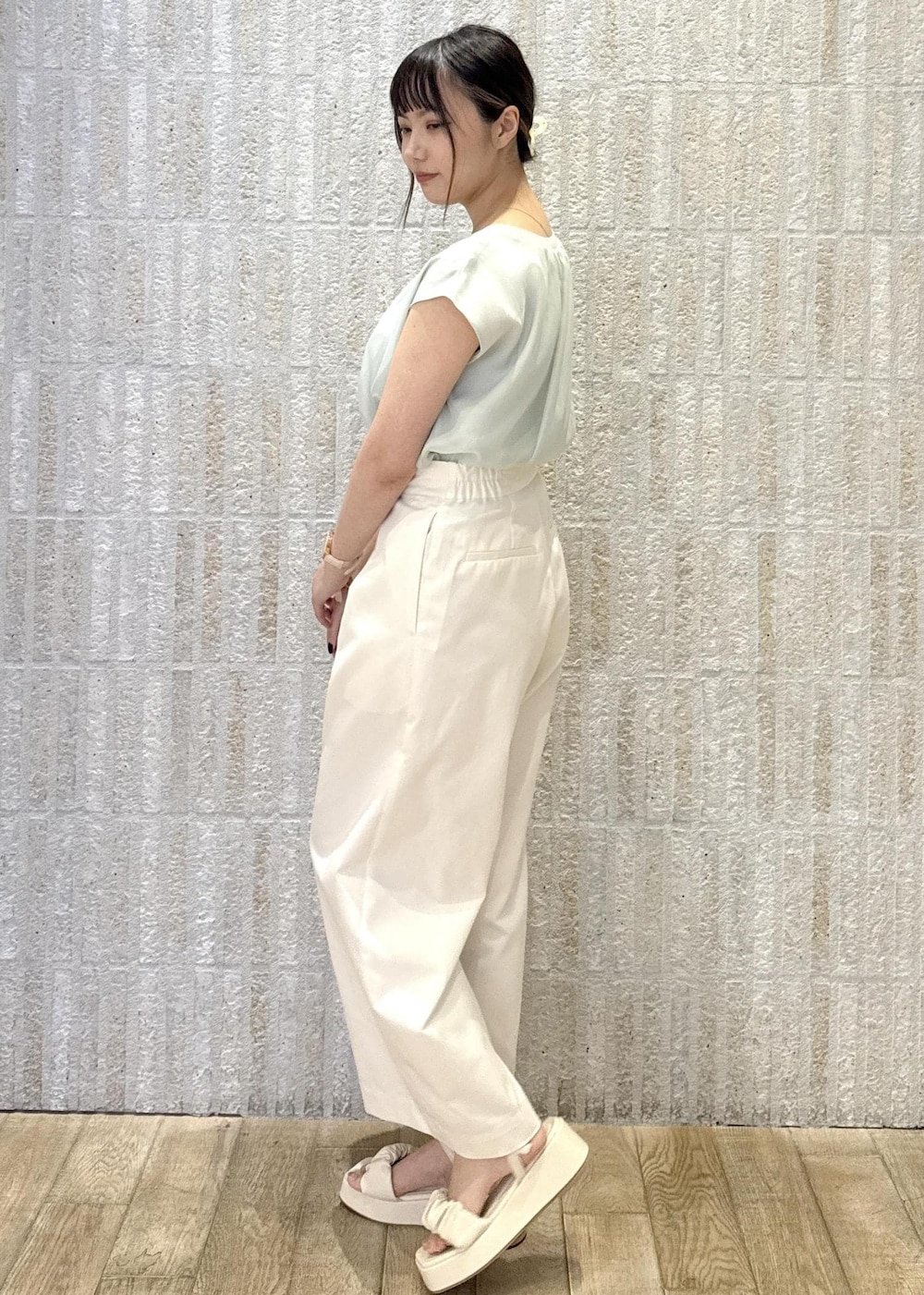 「カップ付きインナー、ロゴ、ハイウェスト、足長効果、2way、ショルダー、厚底、初春コーデ、春コーデ、初夏コーデ、夏コーデ、デートコーデ、お出かけコーデ、旅行コーデ、アウトドアコーデ」｜「VISの【選べる着丈】カップ付きロゴ刺繍Wストラップキャミソール【洗える】（キャミソール、ホワイト系）」を使った、あおいさん（レディース・158cm）の夏コーディネートの2枚目の写真