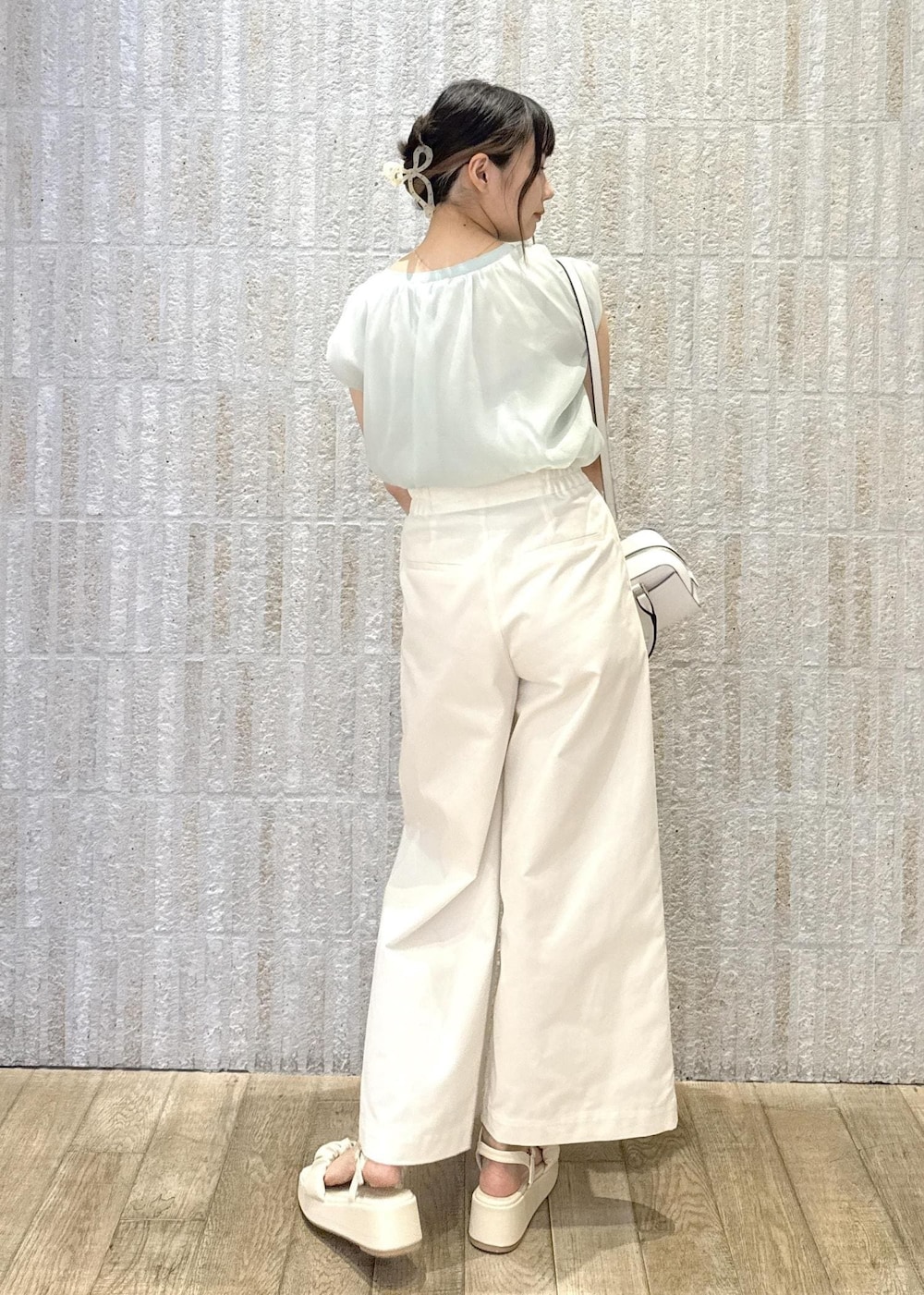 「カップ付きインナー、ロゴ、ハイウェスト、足長効果、2way、ショルダー、厚底、初春コーデ、春コーデ、初夏コーデ、夏コーデ、デートコーデ、お出かけコーデ、旅行コーデ、アウトドアコーデ」｜「VISの【選べる着丈】カップ付きロゴ刺繍Wストラップキャミソール【洗える】（キャミソール、ホワイト系）」を使った、あおいさん（レディース・158cm）の夏コーディネートの3枚目の写真