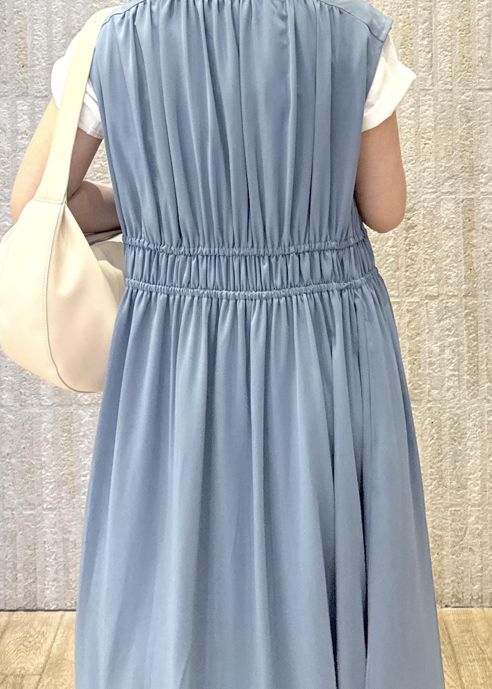 「ロゴ、ジレ、ロング、フラワー、洗える、シワ防止、初春コーデ、春コーデ、初夏コーデ、夏コーデ、デートコーデ、お出かけコーデ、旅行コーデ、女子会コーデ、レイヤード」｜「VISのフロント斜めポケットショルダー（ショルダーバッグ、ホワイト系）」を使った、あおいさん（レディース・158cm）の春コーディネートの7枚目の写真