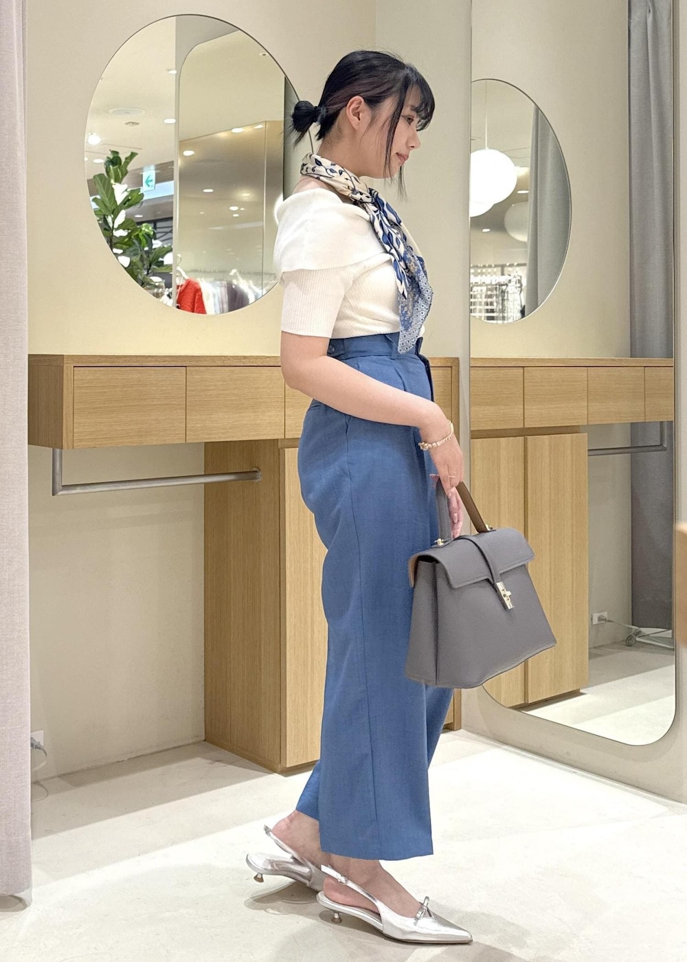 「洗える、シワ防止、ワンハンドル、リボン、ヒール、初春コーデ、春コーデ、初夏コーデ、夏コーデ、デートコーデ、お出かけコーデ、旅行コーデ、推し活コーデ、女子会コーデ、パンツスタイル」｜「VISの【新色追加】ひねり金具ワンハンドルバッグ【2WAY】（ハンドバッグ、グレー系）」を使った、あおいさん（レディース・158cm）の春コーディネートの4枚目の写真