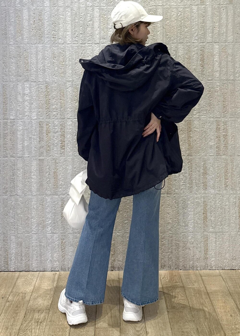 「ツイル、ロゴ、ロゴ刺繍、CONVERSE、ライン、キナリ、セットアップ対応、撥水加工、花粉ガード、フレアデニム、厚底スニーカー、PUMA、リボン、初春コーデ、春コーデ」｜「VISの【定番人気】【撥水/花粉ガード】ウエストドロストマウンテンパーカー（マウンテンパーカー、ブルー系）」を使った、あおいさん（レディース・158cm）の春コーディネートの3枚目の写真