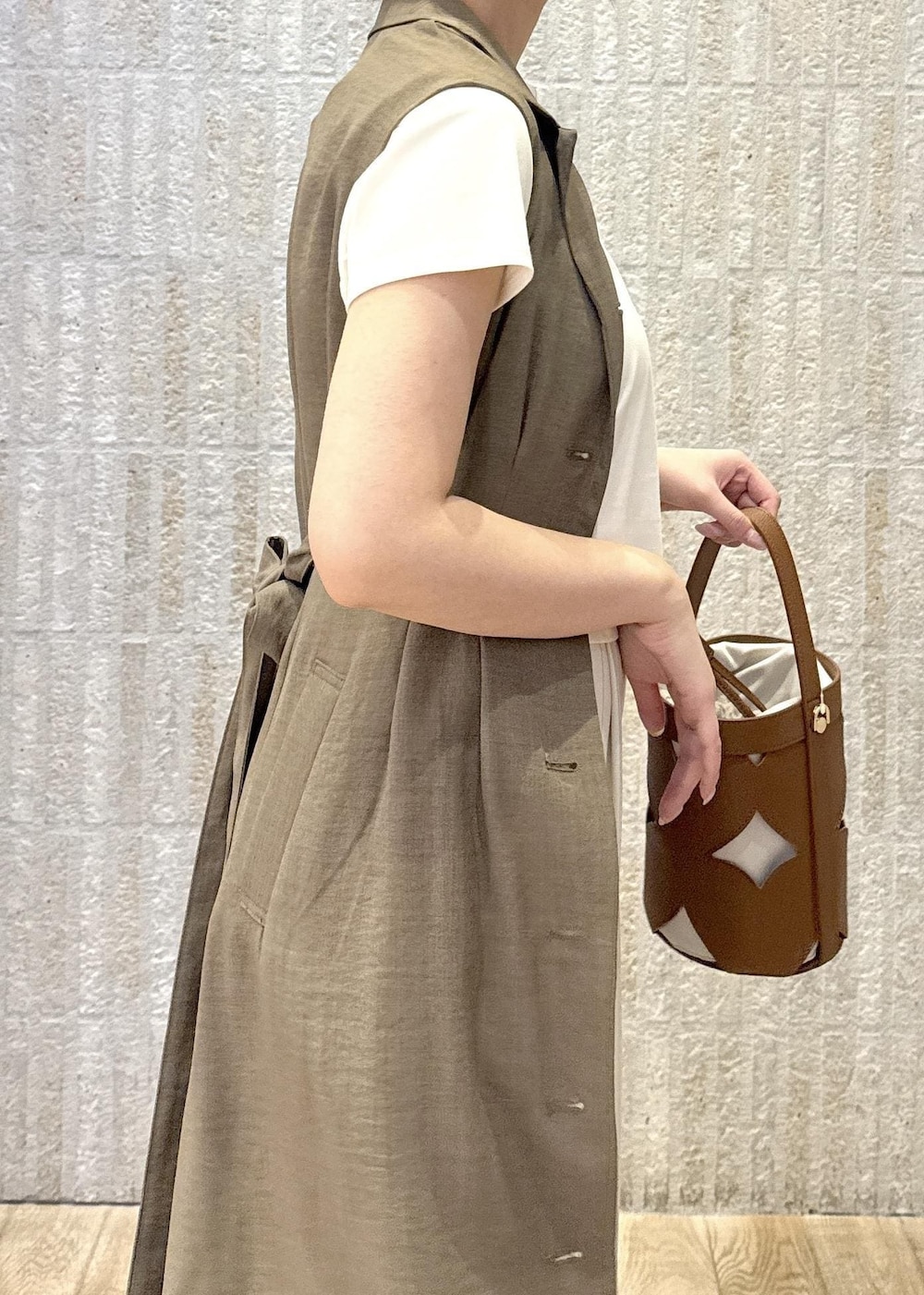 「ロゴ、POLO、美easy、ストライプ、2way、フラット、リボン、初春コーデ、春コーデ、初夏コーデ、夏コーデ、デートコーデ、お出かけコーデ、旅行コーデ、女子会コーデ」｜「VISの【美easy】リネンライクジレワンピース【接触冷感/洗える】（ワンピース、グリーン系）」を使った、あおいさん（レディース・158cm）の夏コーディネートの8枚目の写真