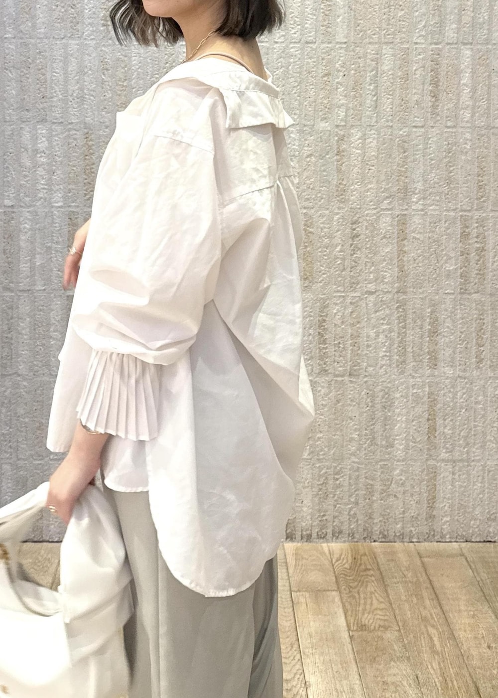 「カップ付きインナー、肌見せ、袖プリーツ、紐付き、コンフォートツイル、りぼん、厚底、ゴールドチェーン、初春コーデ、春コーデ、デートコーデ、お出かけコーデ、フェスコーデ、女子会コーデ、パンツスタイル」｜「VISの【マルチWAY】レイヤードチェーンベルト（ベルト、ゴールド系）」を使った、あおいさん（レディース・158cm）の春コーディネートの6枚目の写真