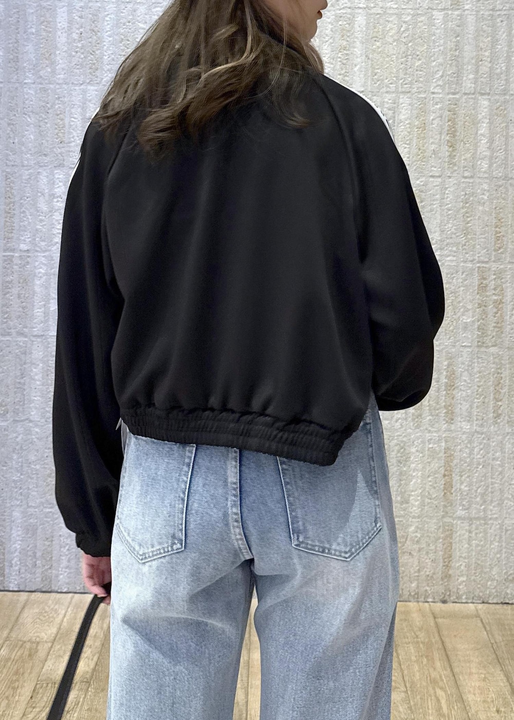 ブラック系のパンプス、グレー系のキャミソール、ブラック系のその他アウターを着用したレディースの冬コーディネートの6枚目の写真
