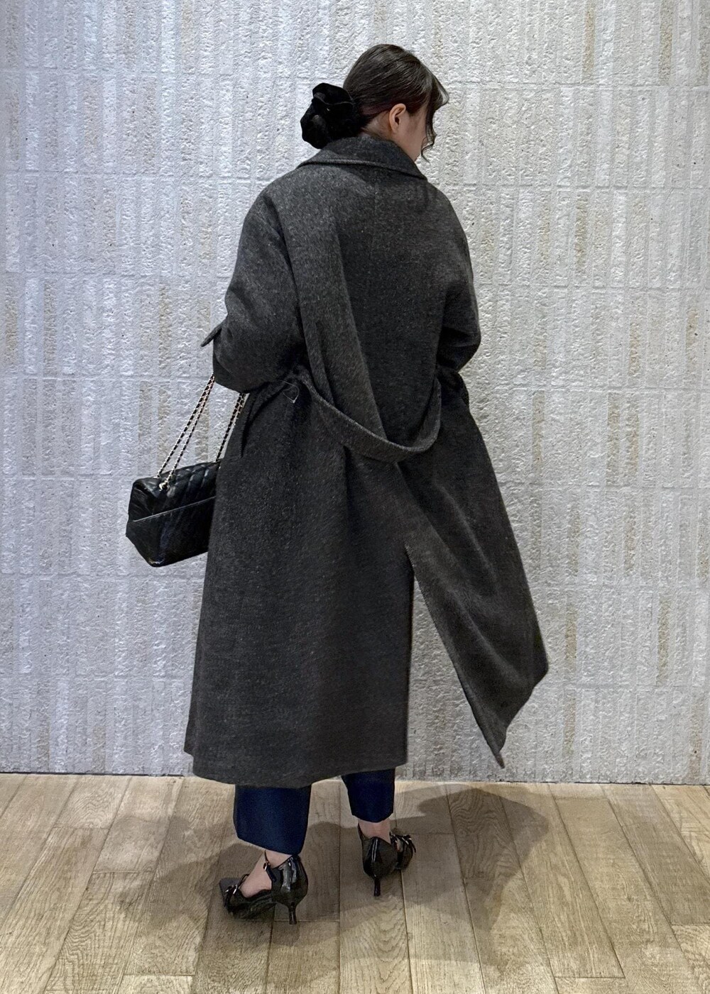 「尾州コート、ウール、グレー、ロングコート、イエロー、ラメ、ハート、カップ付きインナー、光沢、ネイビー、ワイド、ブラック、キルティング、初冬コーデ、冬コーデ」｜「VISの【選べる着丈】カップ付きロゴ刺繍Wストラップキャミソール【洗える】（キャミソール、ブラック系）」を使った、あおいさん（レディース・158cm）の冬コーディネートの4枚目の写真