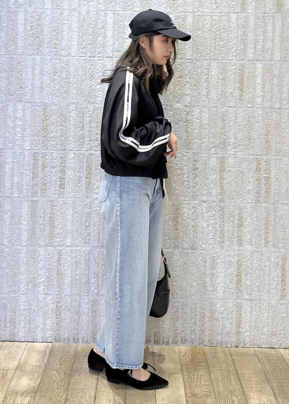 ブラック系のパンプス、グレー系のキャミソール、ブラック系のその他アウターを着用したレディースの冬コーディネートの4枚目の写真