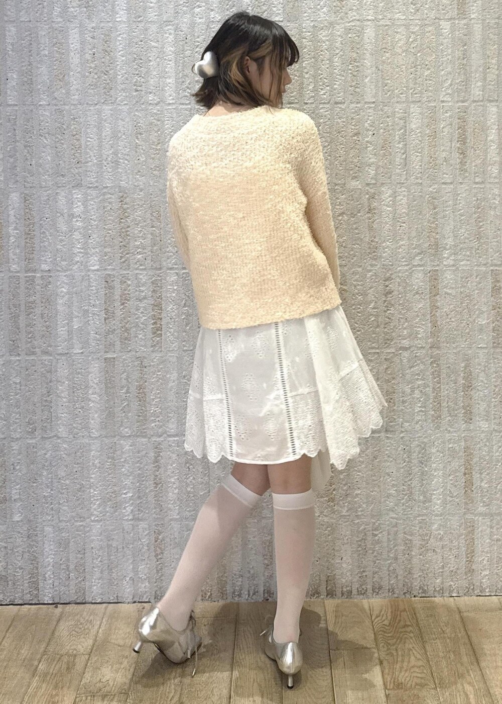 「キャミワンピース、レース、フレア、カップ付きインナー、リボンヤーン、ダブルジップ、ハートバック、ショルダー、リボン、ヒール、2way、ロゴ、初春コーデ、春コーデ、デートコーデ」｜「VISの【累計10,000点突破】【2WAY】ハートカットバッグ（ショルダーバッグ、ホワイト系）」を使った、あおいさん（レディース・158cm）の春コーディネートの3枚目の写真