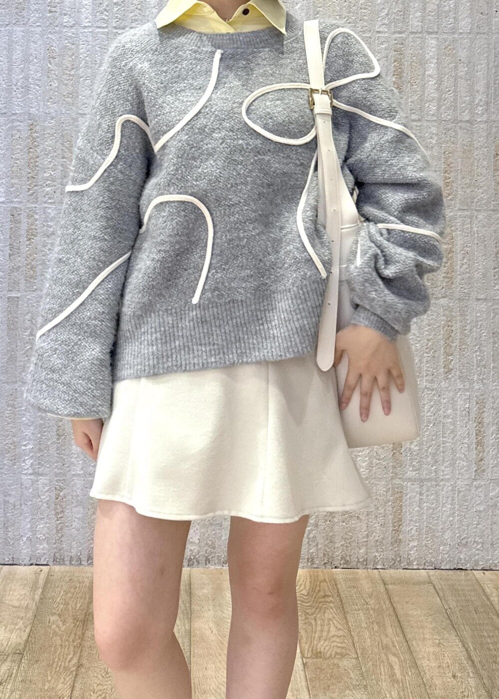 「イエロー、2way、リボン、刺繍、グレー、ニット、A4サイズ対応、キナリ、フレアスカート、ショートブーツ、初春コーデ、春コーデ、デートコーデ、お出かけコーデ、旅行コーデ」｜「VISの【A4収納】ホーボーバッグ（トートバッグ、ホワイト系）」を使った、あおいさん（レディース・158cm）の冬コーディネートの5枚目の写真