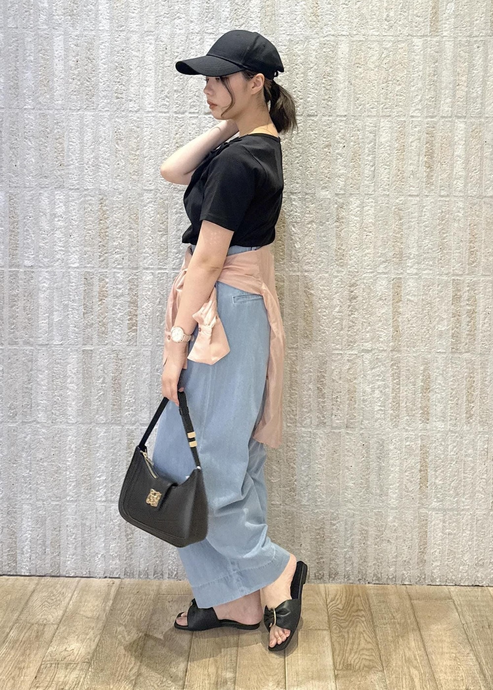 「ドレープ、デニム、ワイドパンツ、シアーシャツ、サックス、リボン、ワンハンドル、ロゴ、ゴールド、フラット、初春コーデ、春コーデ、初夏コーデ、夏コーデ、運動会コーデ」｜「VISの【セレモニー/通勤対応】【新色追加】ハンドルリボンワンショルダーバッグ（ハンドバッグ、ブラック系）」を使った、あおいさん（レディース・158cm）の夏コーディネートの2枚目の写真