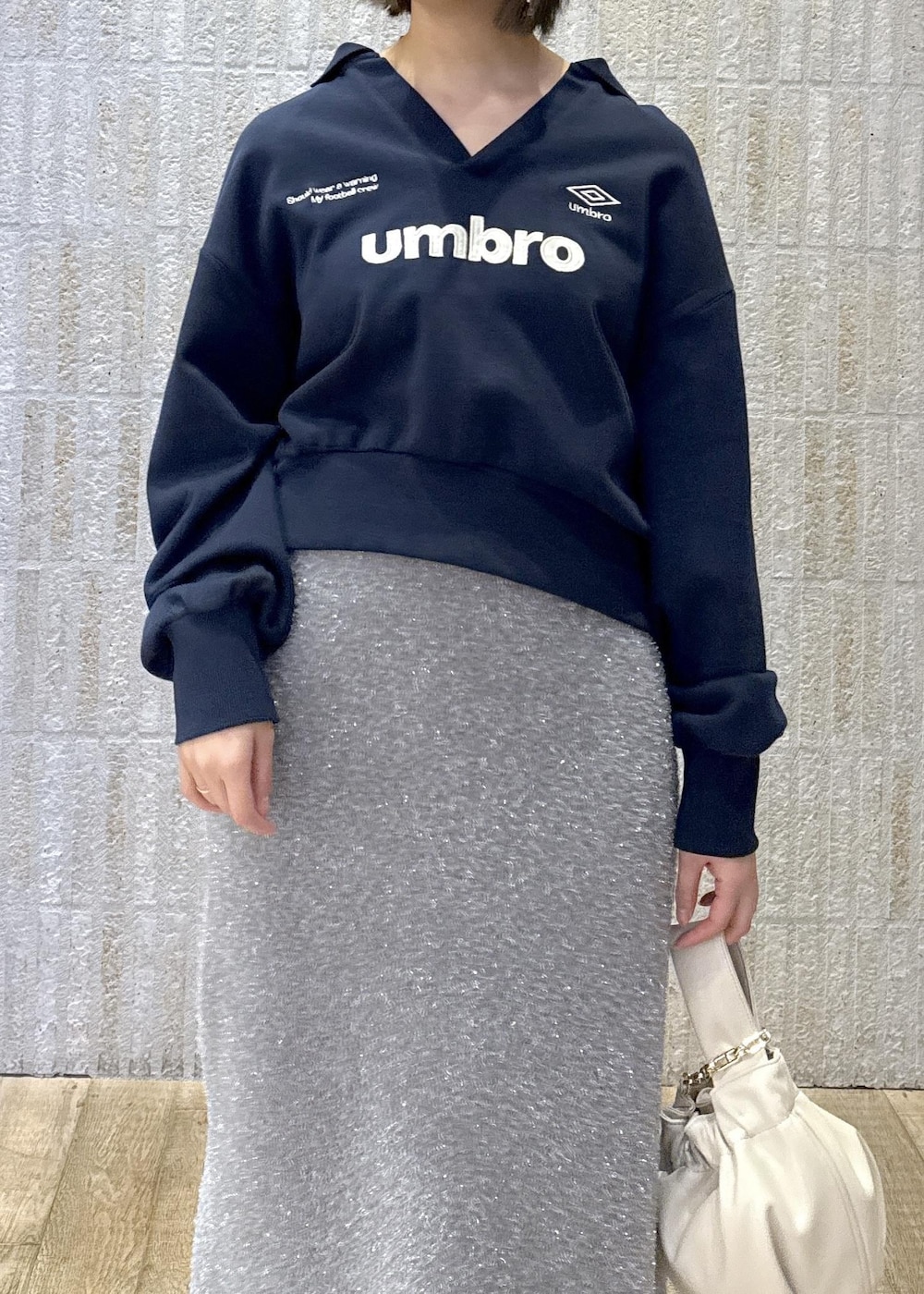 「セットアップ対応、静電気防止、ラメシャギー、タイトスカート、スリット、umbro、ロゴ、ネイビー、刺繍、グレー、ホワイト、ゴールド、厚底、PUMA、秋コーデ」｜「VISのロゴマーク刺繍キャップ（キャップ、ホワイト系）」を使った、あおいさん（レディース・158cm）の冬コーディネートの5枚目の写真