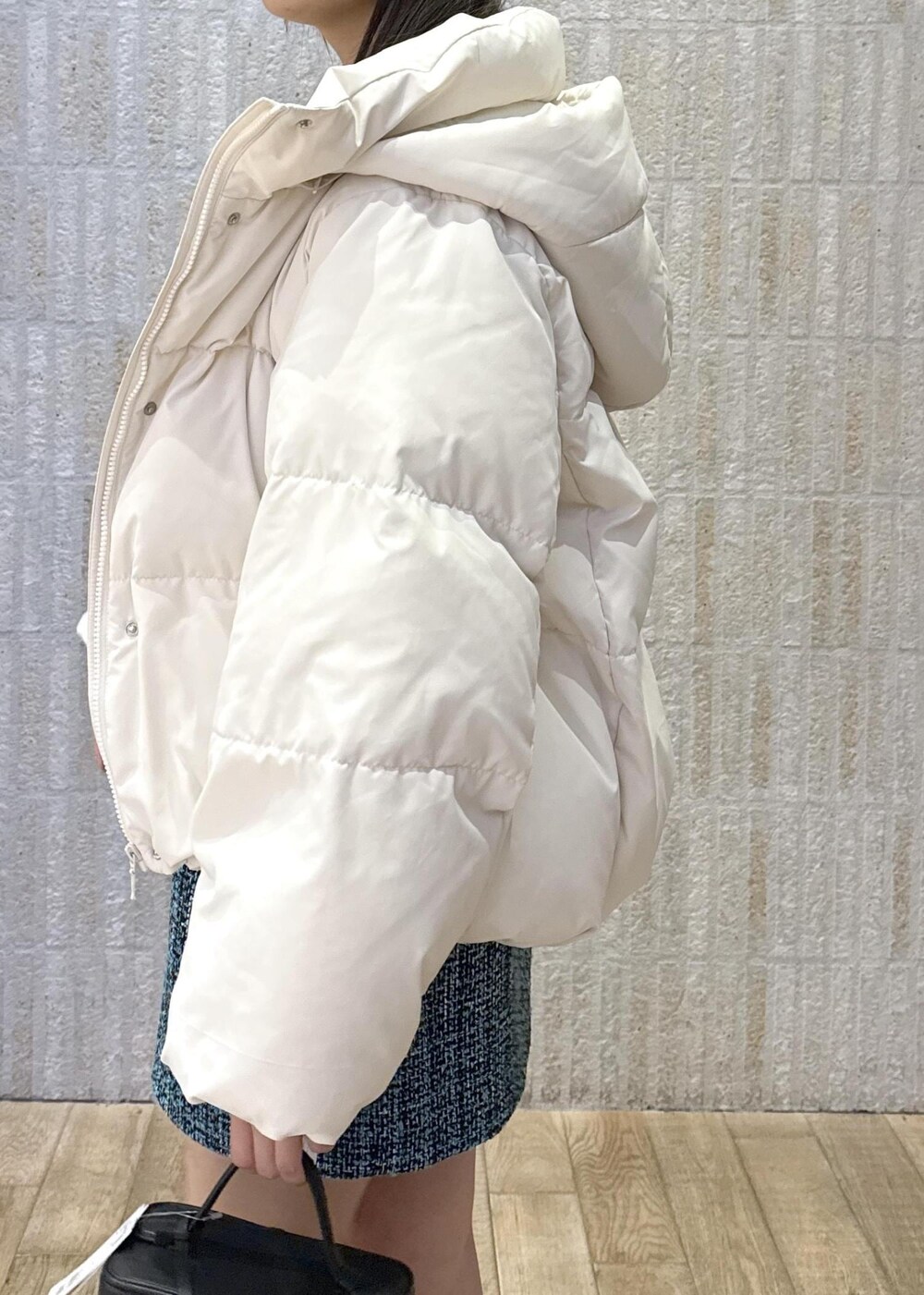 「ダウン、ホワイト、セットアイテム、カーディガン、ビスチェ付き、ミニ丈、バニティ、ターコイズ、ゴールド、キルティング、ショートブーツ、初冬コーデ、冬コーデ、デートコーデ、お出かけコーデ」｜「Juzeのストレッチヒールショートブーツ（ブーツ、ブラック系）」を使った、あおいさん（レディース・158cm）の冬コーディネートの6枚目の写真