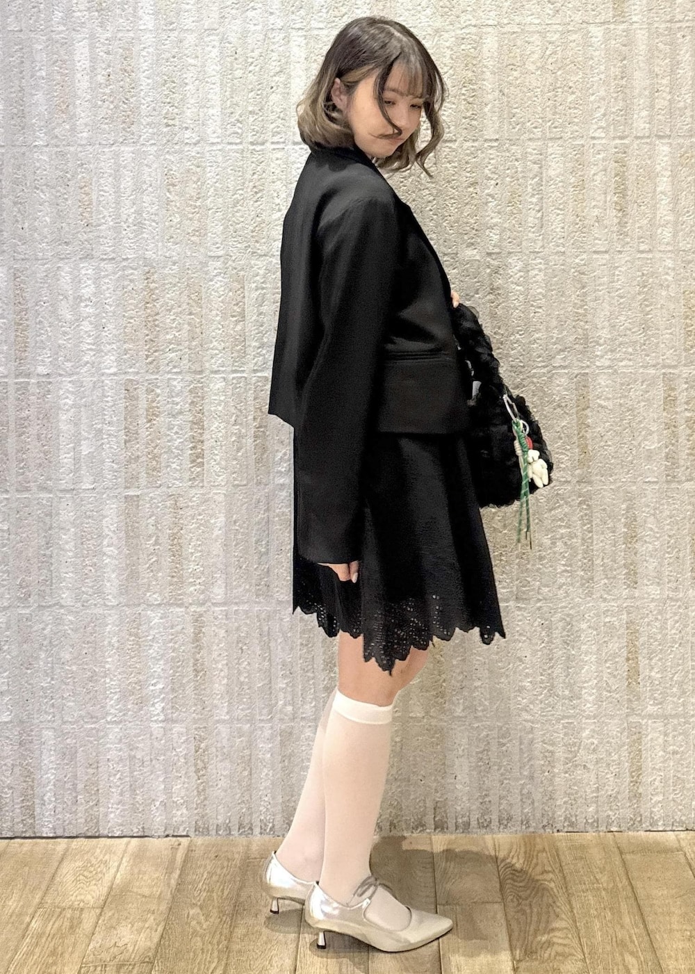 「カップ付きインナー、ロゴ、レース柄、キャミワンピ、レース、単丈、洗える、フラワー、バラモチーフ、バック、調整可能、くま、ハート、りぼん、リボン」｜「VISの【選べる着丈】カップ付きロゴ刺繍Wストラップキャミソール【洗える】（キャミソール、ブラック系）」を使った、あおいさん（レディース・158cm）の春コーディネートの4枚目の写真
