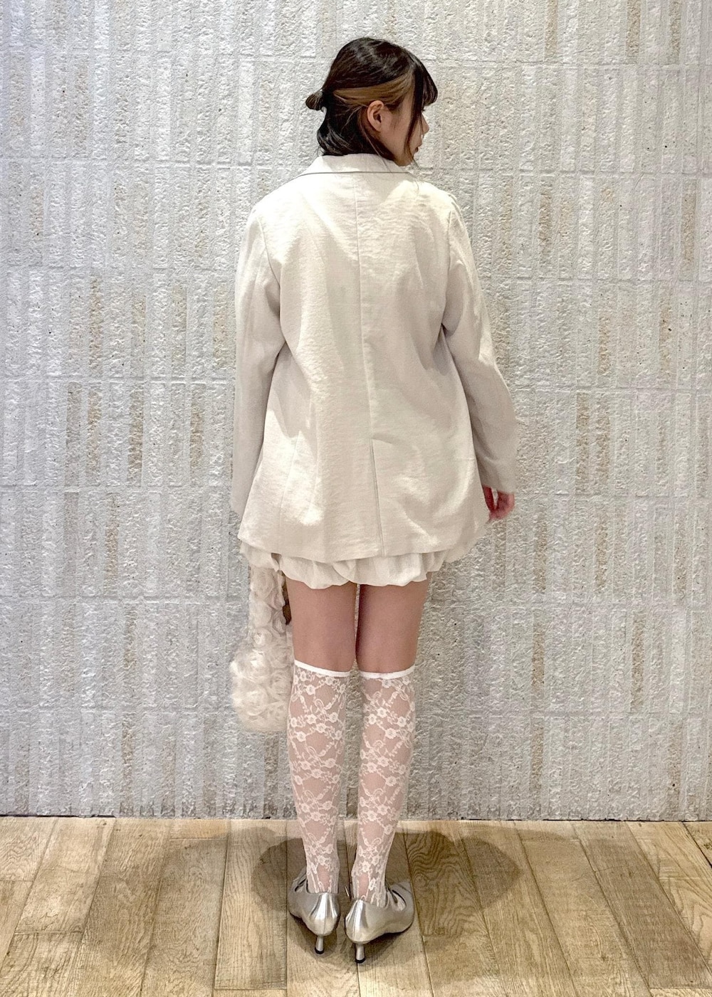 「ボタン、短丈、洗える、キナリ、透け感、バルーンスカート、バルーン、バラ、バック、リボンパンプス、ヒール、初春コーデ、春コーデ、デートコーデ、お出かけコーデ」｜「Juzeのリボンヒールパンプス（パンプス、シルバー系）」を使った、あおいさん（レディース・158cm）の春コーディネートの4枚目の写真