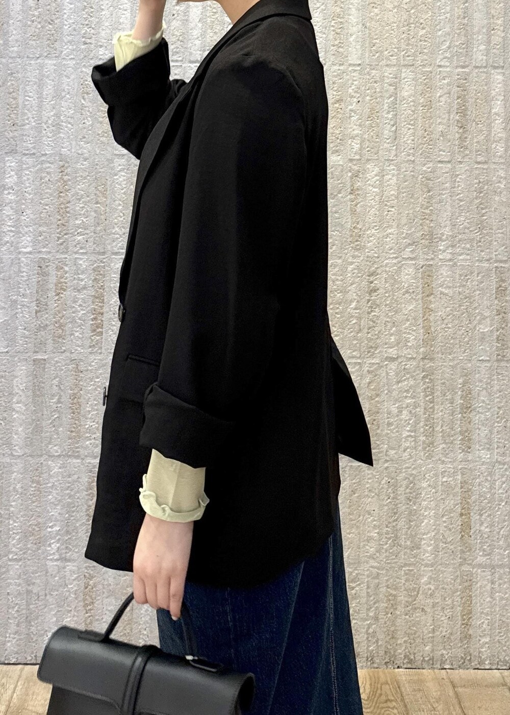 「ジャケット、接触冷感、洗える、ラメ、シアー、インナー、グリーン、花柄、スカーフ、デニム、Ｉライン、ヒール、ワンハンドル、2way、初春コーデ」｜「VISの【2WAY】ひねり金具ワンハンドルミニショルダーバッグ（ショルダーバッグ、ブラック系）」を使った、あおいさん（レディース・158cm）の春コーディネートの6枚目の写真