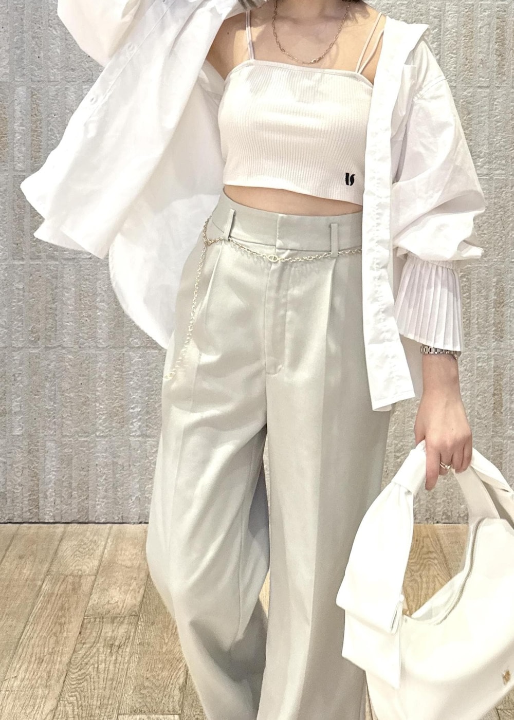 「カップ付きインナー、肌見せ、袖プリーツ、紐付き、コンフォートツイル、りぼん、厚底、ゴールドチェーン、初春コーデ、春コーデ、デートコーデ、お出かけコーデ、フェスコーデ、女子会コーデ、パンツスタイル」｜「VISの【マルチWAY】レイヤードチェーンベルト（ベルト、ゴールド系）」を使った、あおいさん（レディース・158cm）の春コーディネートの5枚目の写真