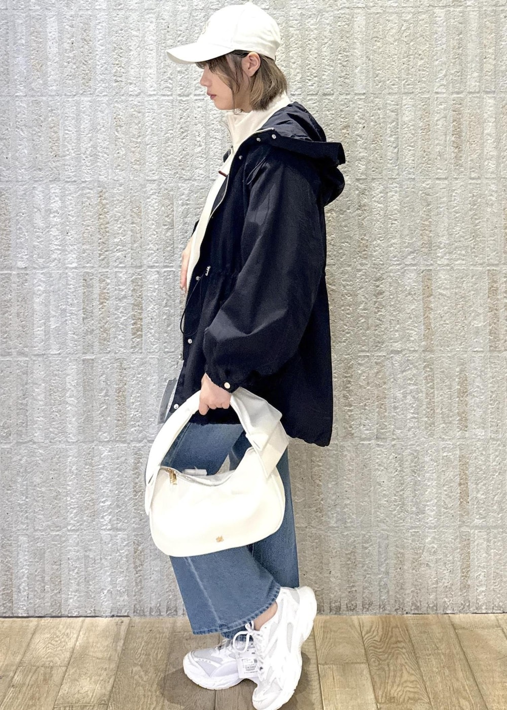 「ツイル、ロゴ、ロゴ刺繍、CONVERSE、ライン、キナリ、セットアップ対応、撥水加工、花粉ガード、フレアデニム、厚底スニーカー、PUMA、リボン、初春コーデ、春コーデ」｜「VISの【定番人気】【撥水/花粉ガード】ウエストドロストマウンテンパーカー（マウンテンパーカー、ブルー系）」を使った、あおいさん（レディース・158cm）の春コーディネートの2枚目の写真
