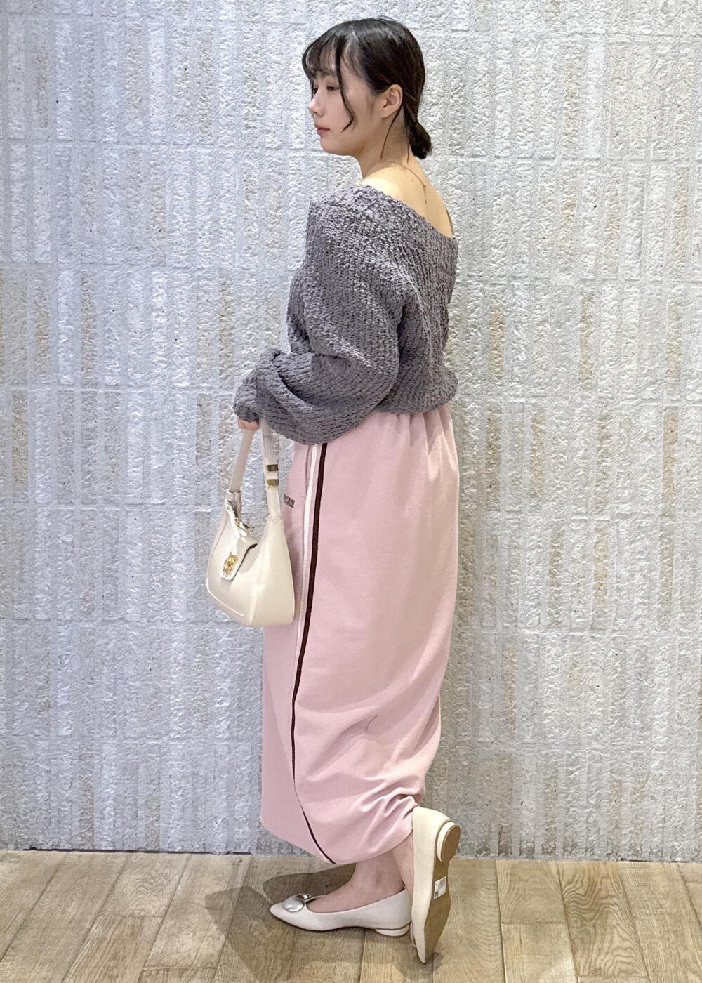 「カップ付きインナー、斜めストラップ、2way、ポコポコニット、グレー、converse、Ｉライン、ライン、オフショル、ワンハンドル、ロゴ、ゴールド、シルバー、ハート、リボン」｜「VISの【新色追加】ハンドルリボンワンショルダーバッグ（ハンドバッグ、ホワイト系）」を使った、あおいさん（レディース・158cm）の冬コーディネートの2枚目の写真