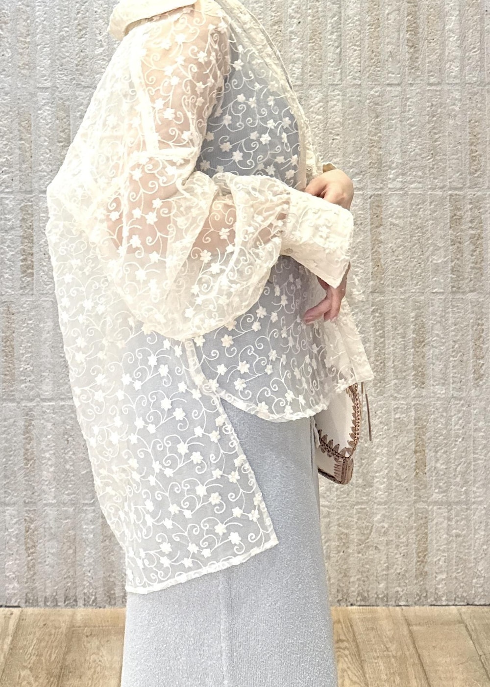 「ニットワンピース、ブルー、サックス、花柄、シアーシャツ、厚底、クッション性、シルバー、クロック編み、パッチワーク風の、バック、カラーレンズ、初春コーデ、春コーデ、初夏コーデ」｜「VISのニュアンスリングベルト（ベルト、ブラック系）」を使った、あおいさん（レディース・158cm）の春コーディネートの7枚目の写真