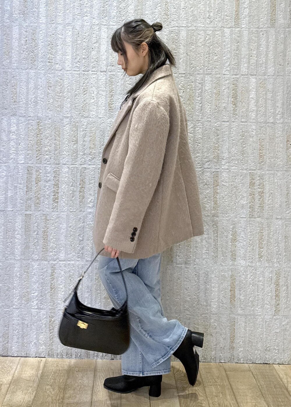 「ジャケット、コート、モカブラウン、シャギー、ブラウンチェック、リボン、レース、ブラウス、ストレート、デニム、ブラック、ショートブーツ、ゴールド、サックス、秋コーデ」｜「Juzeのストレッチヒールショートブーツ（ブーツ、ホワイト系）」を使った、あおいさん（レディース・158cm）の秋コーディネートの2枚目の写真